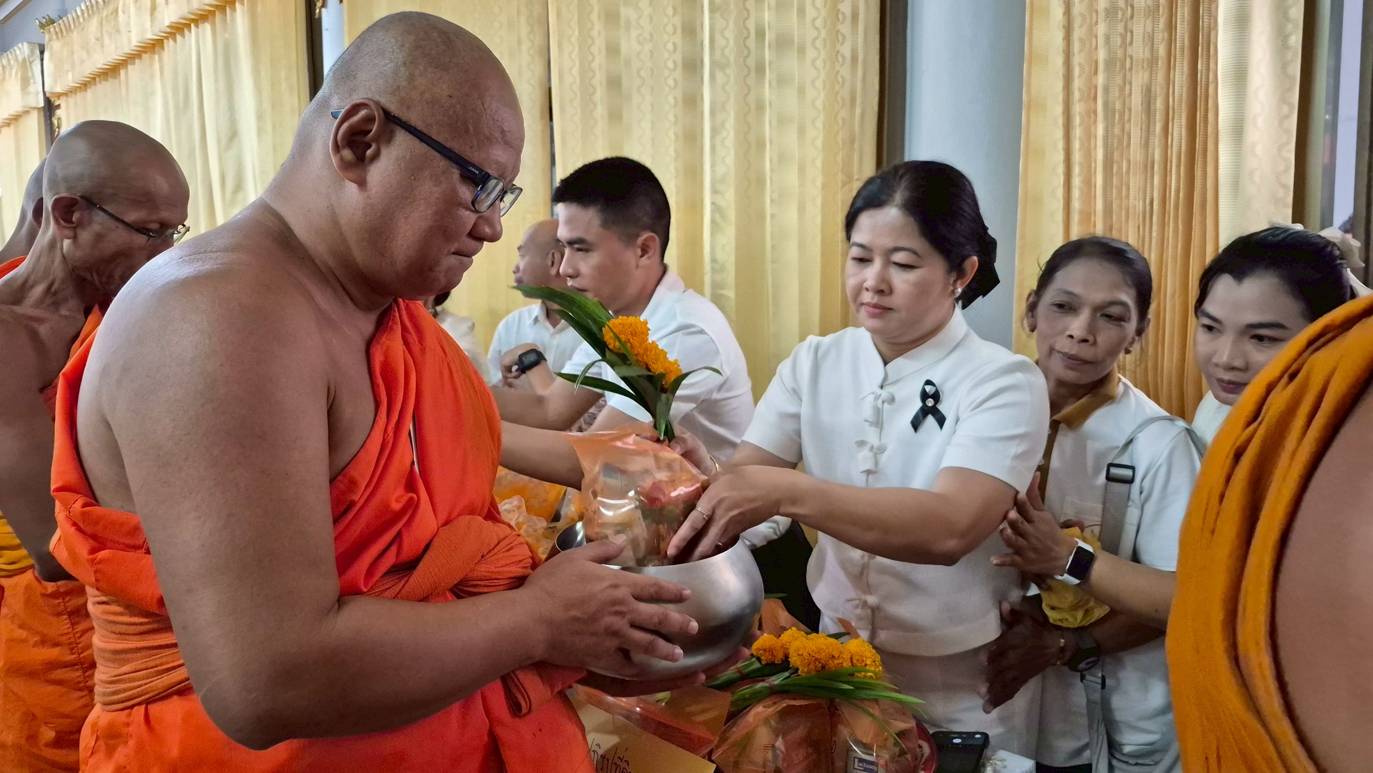 title - ปฏิรูปที่ดินจังหวัดเพชรบุรี พร้อมด้วย เจ้าหน้าที่ ส.ป.ก.เพชรบุรี ร่วมพิธีตักบาตรและเจริญพระพุทธมนต์ เจริญจิตตภาวนาถวายพระพรชัยมงคลแด่ พระบาทสมเด็จพระเจ้าอยู่หัวและสมเด็จพระนางเจ้าฯ พระบรมราชินี เนื่องในกิจกรรมวันสำคัญทางพระพุทธศาสนา (วันมาฆบูชา) ประจำปี 2569